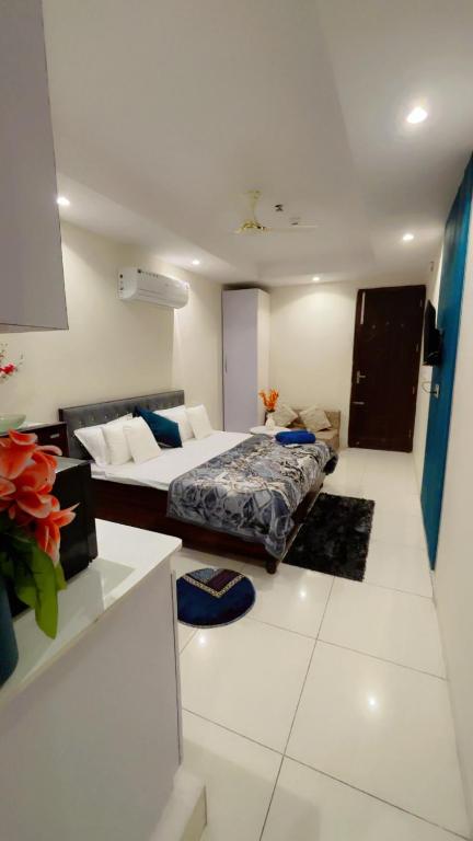 ein Schlafzimmer mit einem Bett in der Mitte eines Zimmers in der Unterkunft Cherry blossom in Zirakpur