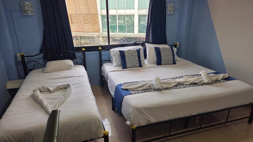 Postel nebo postele na pokoji v ubytování Golden Monkey Samui