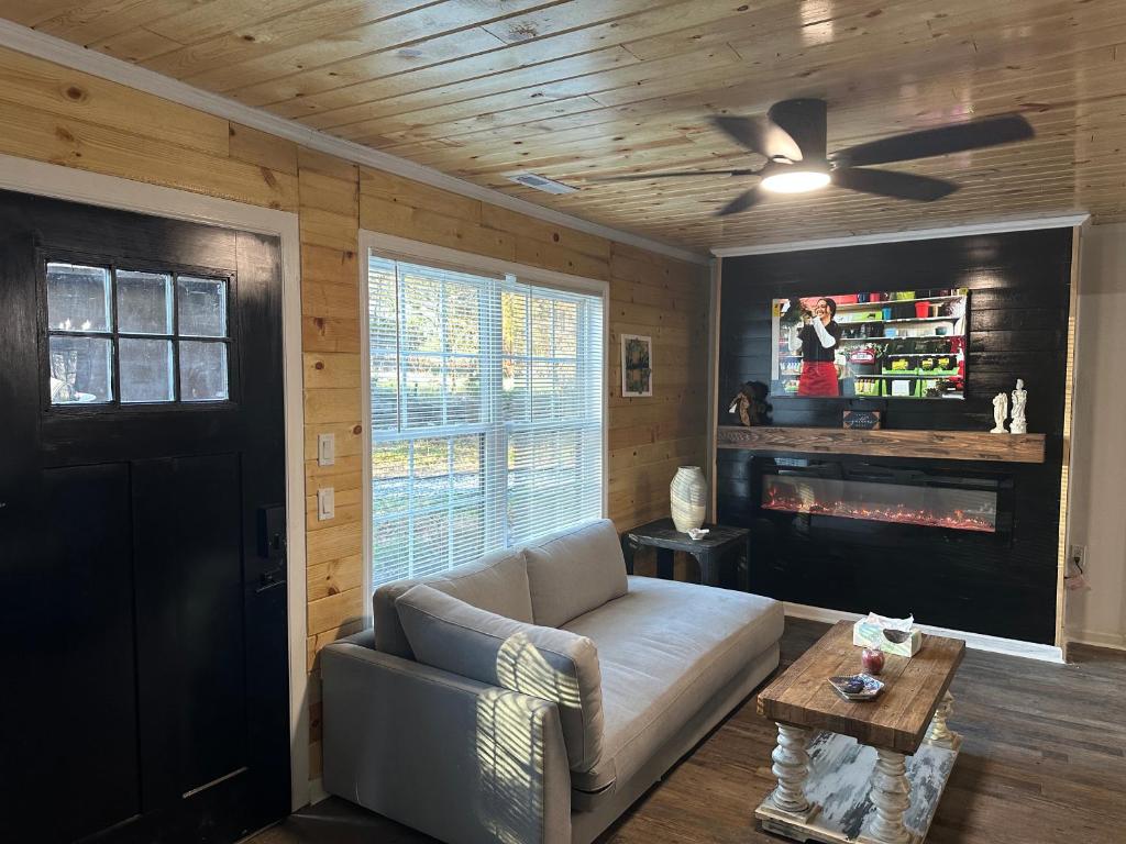 Et tv og/eller underholdning på Outdoor Living - Hut Tub - Breakfast - Attractions