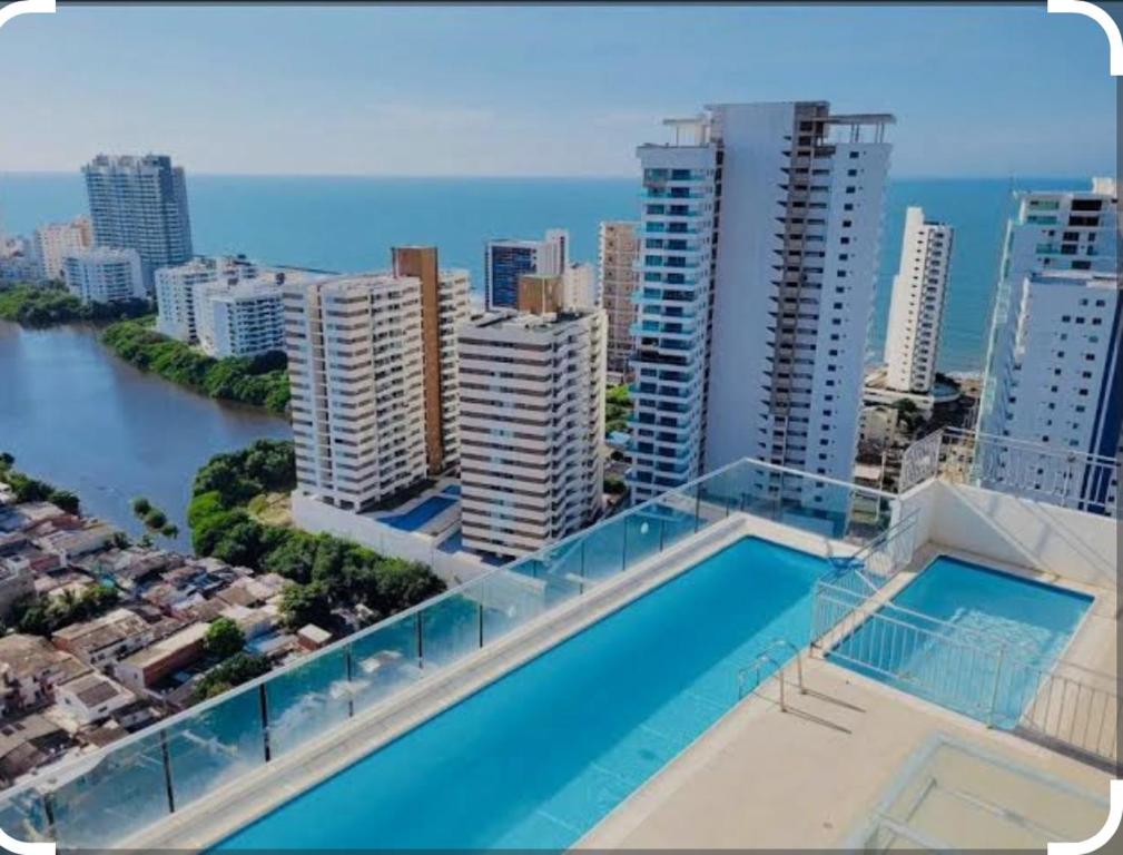 Swimmingpoolen hos eller tæt på Luxury apartamento beah