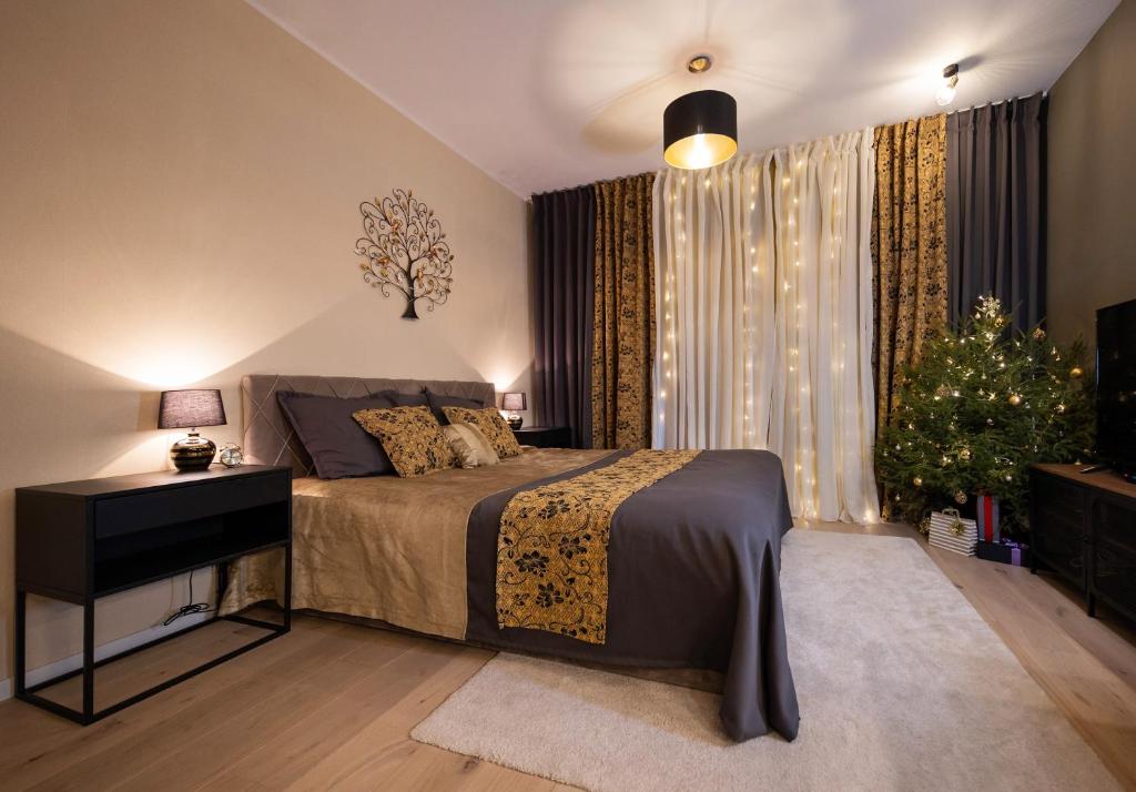 une chambre avec un lit et un sapin de Noël dans l'établissement Das Appartement Tallinn, à Tallinn