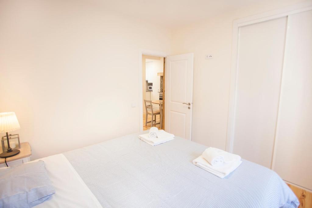 Postel nebo postele na pokoji v ubytování Graça Traditional 2 bedroom apartment