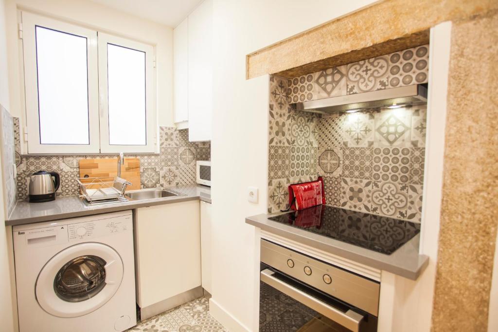 Kuchyň nebo kuchyňský kout v ubytování Graça Traditional 2 bedroom apartment