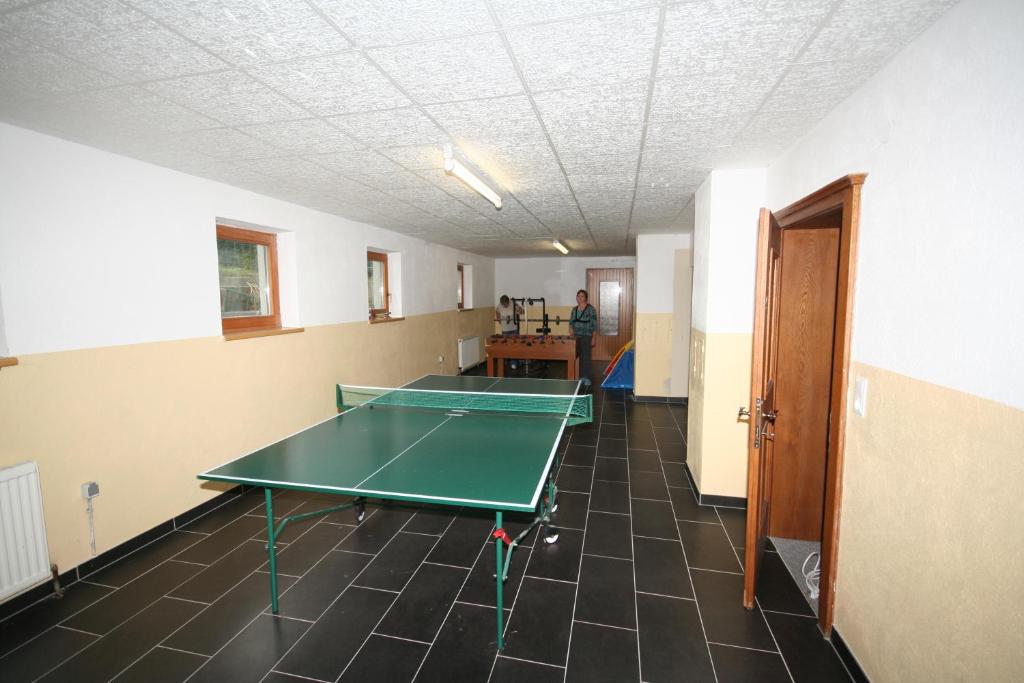Stolný tenis v ubytovaní Ferienhaus Ruggenthaler alebo v jeho okolí