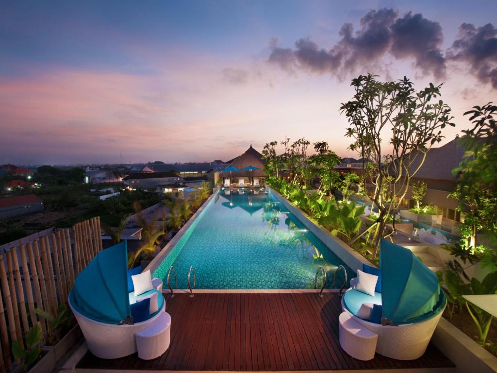 ein Bild eines Swimmingpools in einem Resort in der Unterkunft Ramada by Wyndham Bali Sunset Road Kuta in Kuta