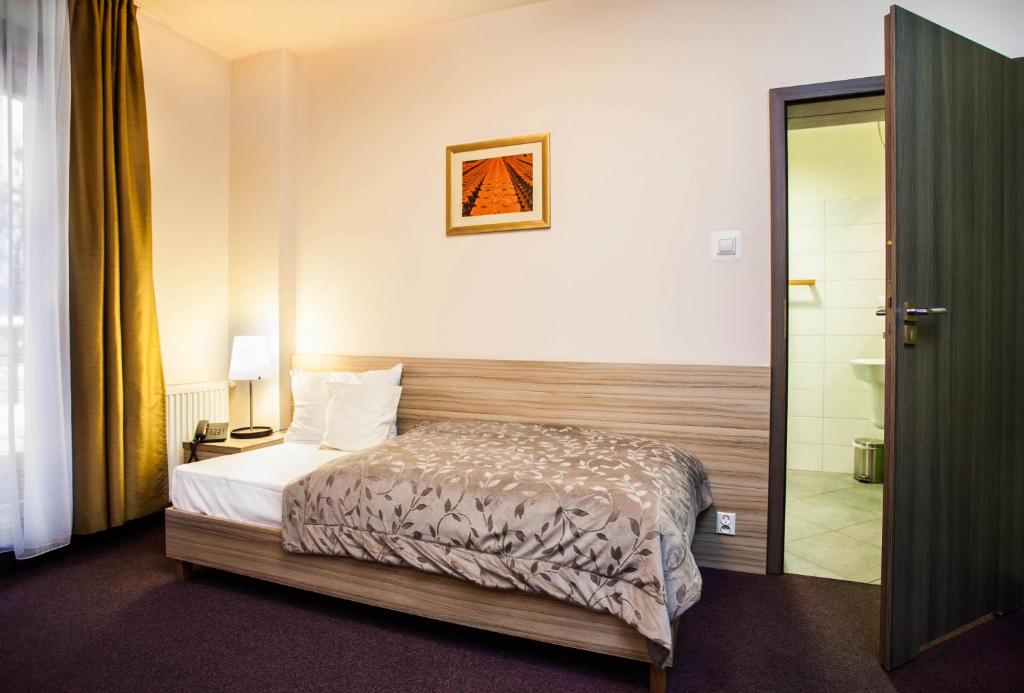 Postel nebo postele na pokoji v ubytování Hotel Arsenał