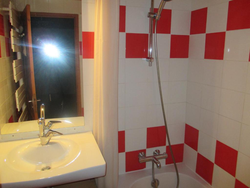 ランスルブール・モン・スニにあるL´ouillonの洗面台、シャワー付きの浴室の写真を撮る者