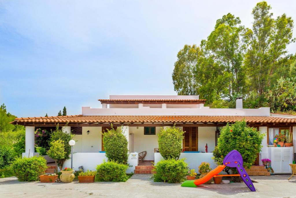 una casa con un parque infantil delante de ella en Casa Schmidt, en Vulcano