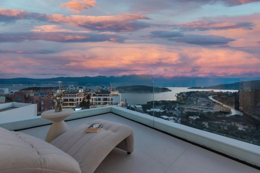 Dali Airport慕泊度假海景酒店的可以看到城市景观的客厅