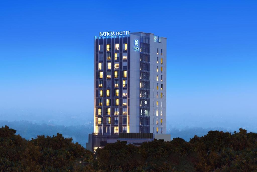 班達楠榜的住宿－楠榜巴提誇酒店，上面有蓝色的灯光的建筑
