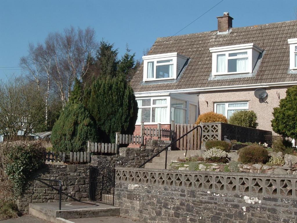 una casa con una valla y escaleras delante en Cosy Twin Room in Brecon, en Brecon