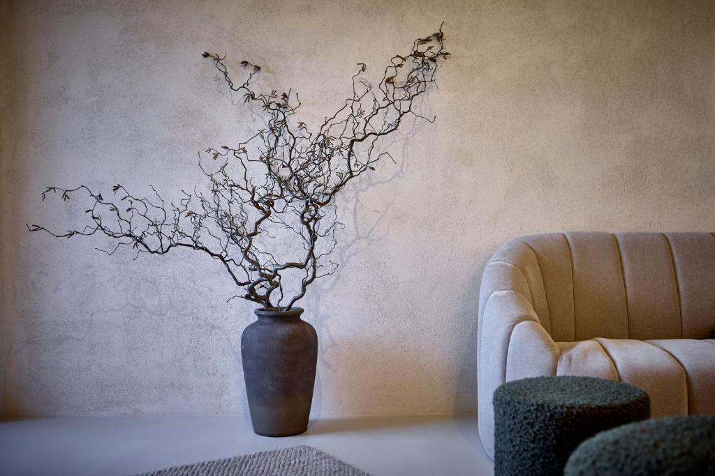 a vase sitting on a table next to a couch at fuchs am meer in Mitterhofen