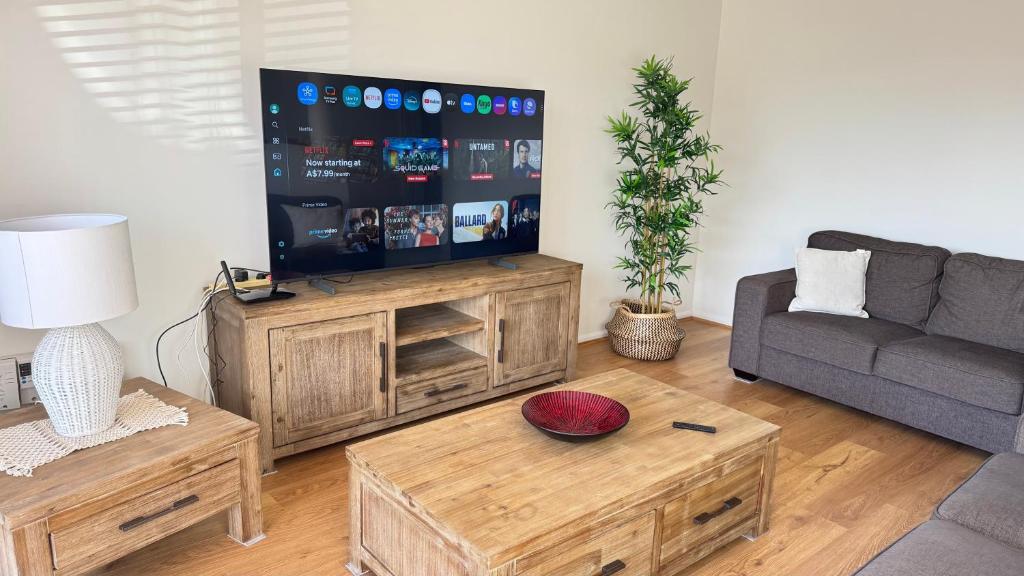 TV/trung tâm giải trí tại Canberra Stylish Home - near University of Canberra & EPIC
