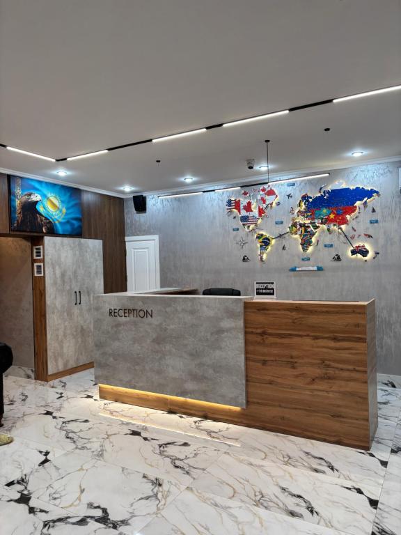ein Empfangsbereich mit einem Wandgemälde einer Weltkarte in der Unterkunft Kazakhstan-hostel in Astana