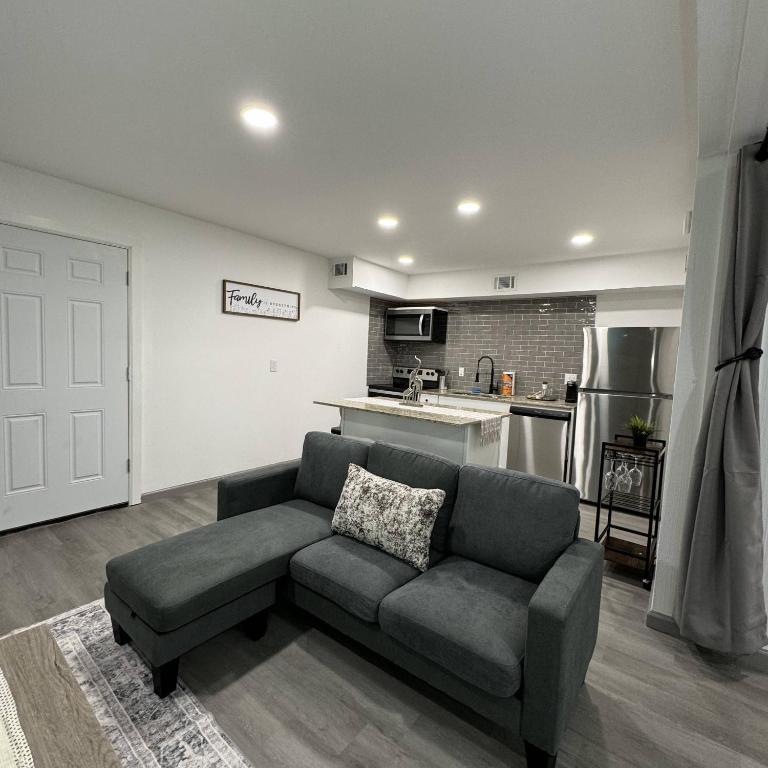 un soggiorno con divano e cucina di 2 DT Dallas l FIFA WORLD CUP READY l 5 Min from Love Field a Dallas