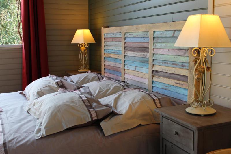 1 dormitorio con 1 cama con 2 lámparas en una mesa en La Villa Florida en Dieppe