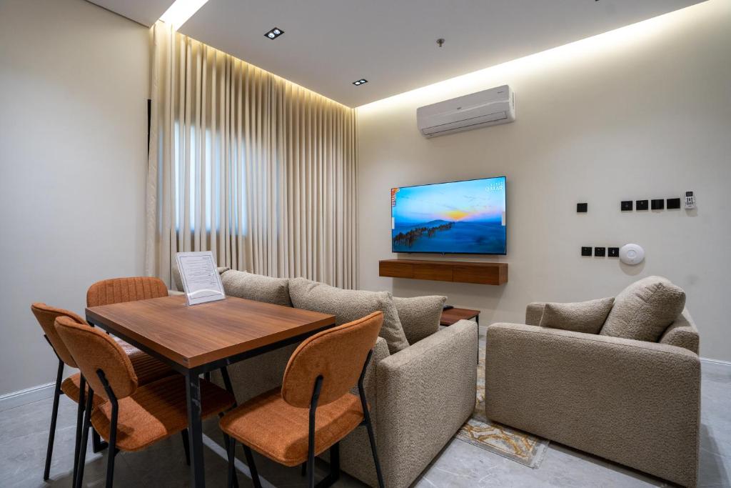 ein Wohnzimmer mit Tisch und Stühlen in der Unterkunft our residence in Riad