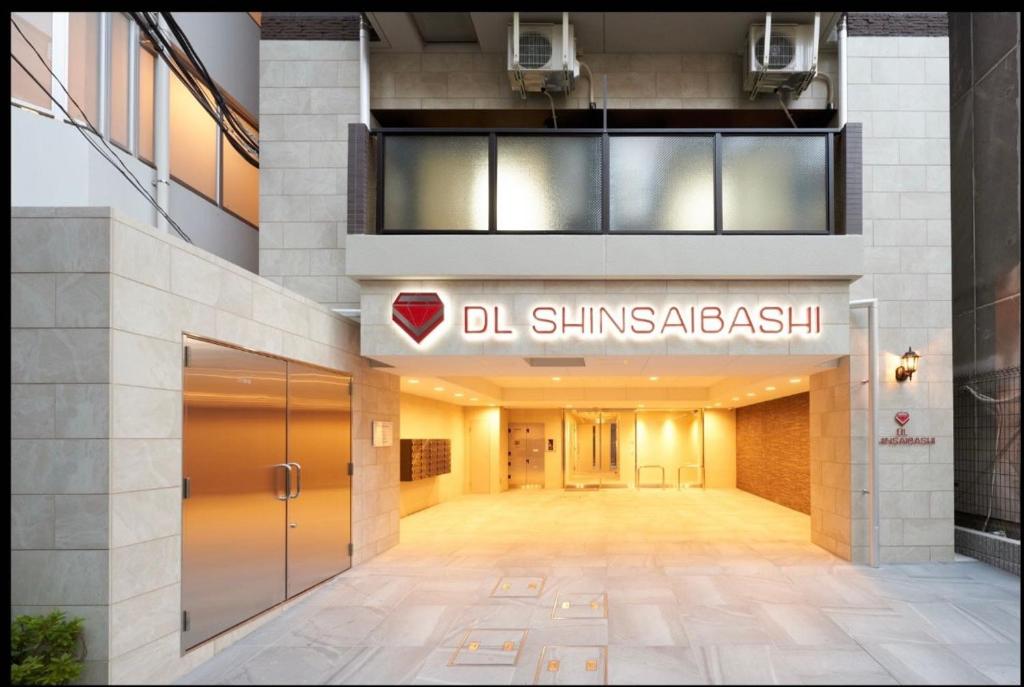ein Gebäude mit einem Schild mit der Aufschrift „DHS Slums Abbassembly“ in der Unterkunft DL Shinsaibashi in Osaka