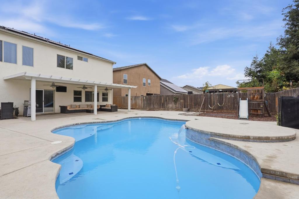 une piscine dans une cour avec une maison dans l'établissement Casa Cortez, à Visalia