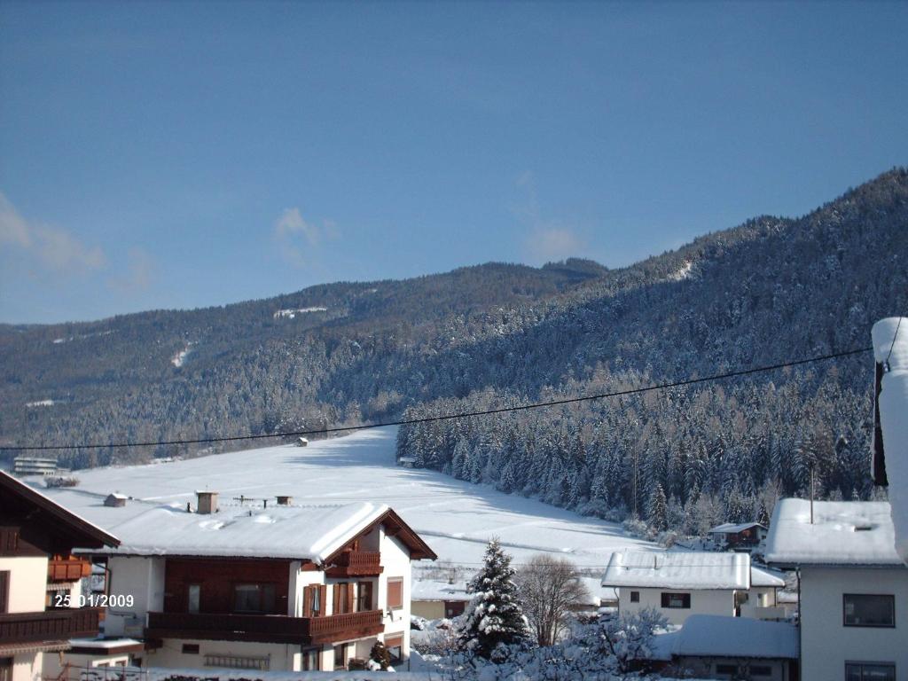 フルプメスにあるHaus Gavlikの雪山と湖の景色