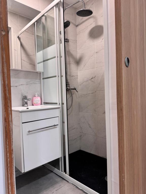 Et badeværelse på Theonos & Othonos Walled City Studio