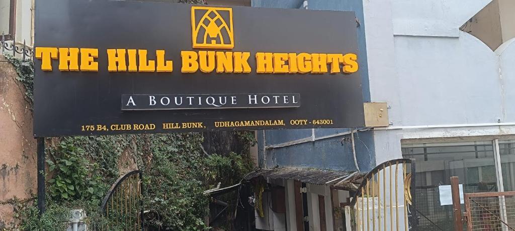 Et logo, certifikat, skilt eller en pris der bliver vist frem på The Hill Bunk Heights Ooty