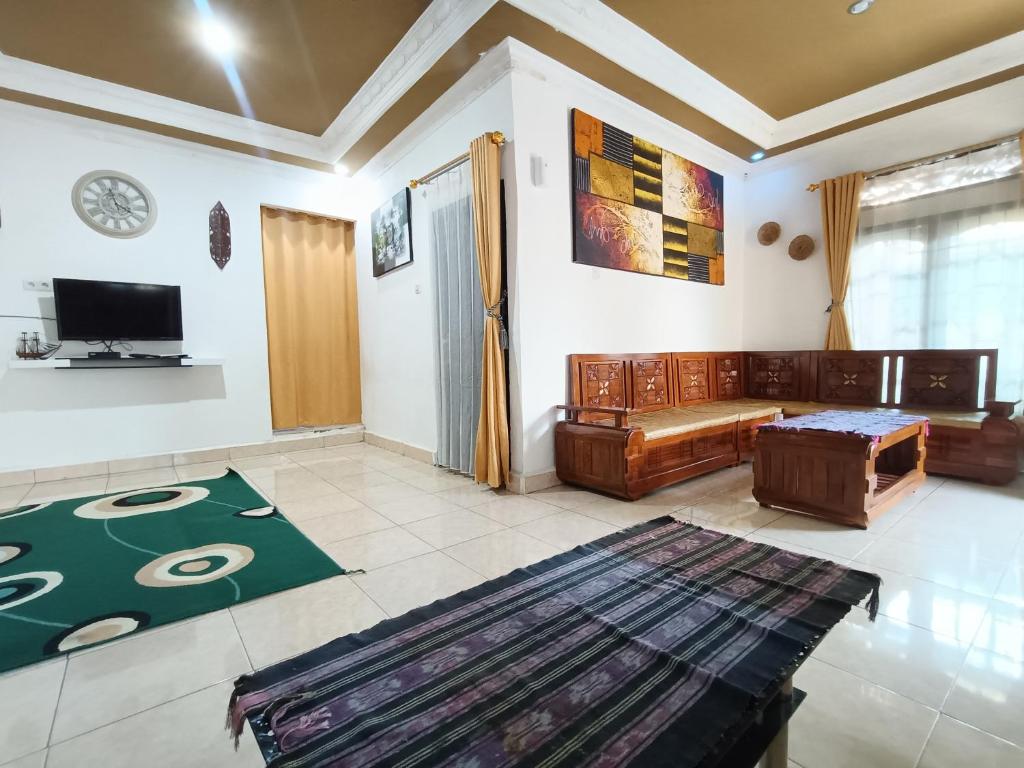 un soggiorno con un divano e un tappeto di Devania Homestay a Pagaralam