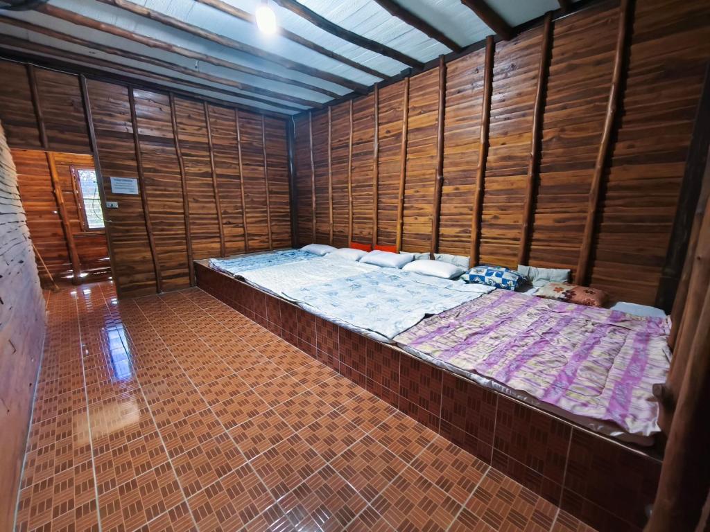 En eller flere senge i et værelse på เขาค้อ ภูดาว Resort & Camping
