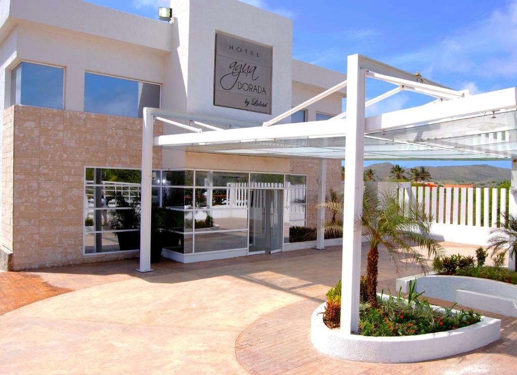ein weißes Gebäude mit einem Schild davor in der Unterkunft Agua Dorada Beach Hotel By Lidotel in El Agua