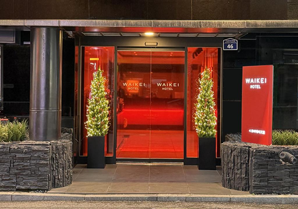 Фасад или вход в Waikei Hotel