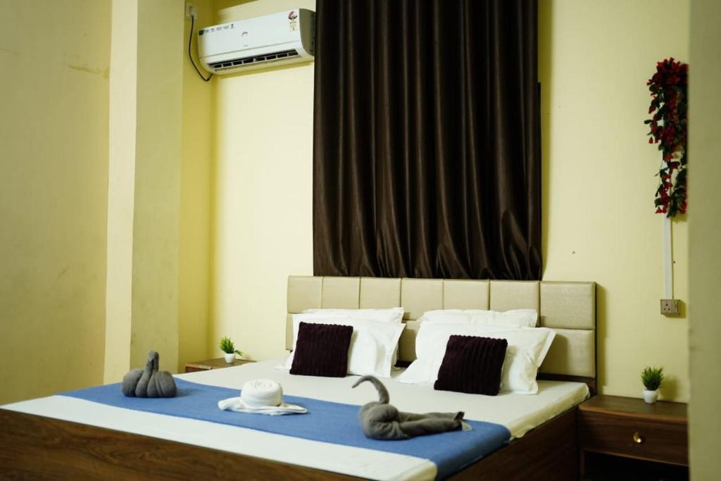een slaapkamer met een bed met twee zwanen erop bij The Modern Home Stay in Guwahati