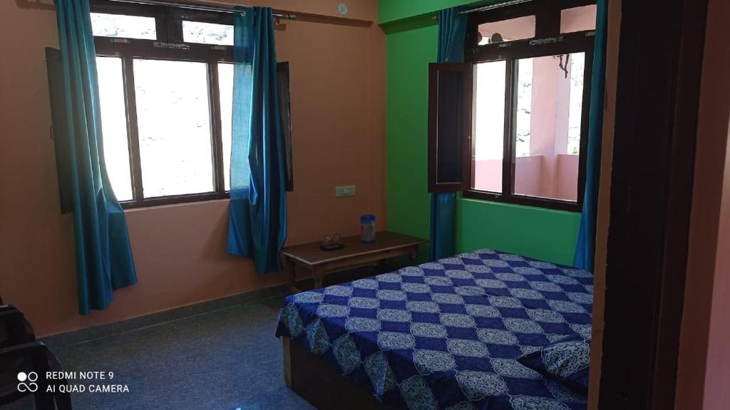 een slaapkamer met een bed en twee ramen bij Tanishk Home Stay in Jāmb