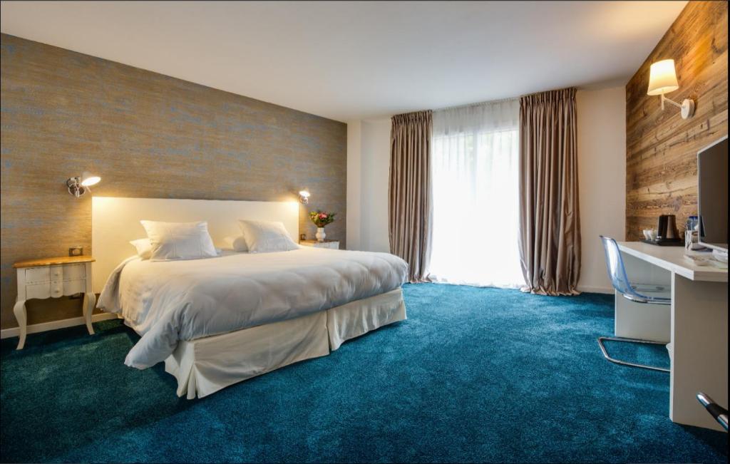 Postel nebo postele na pokoji v ubytování Hôtel Catalpa