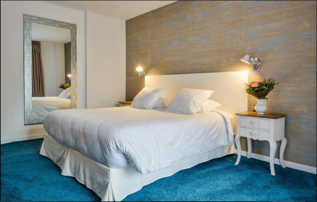 Postel nebo postele na pokoji v ubytování Hôtel Catalpa