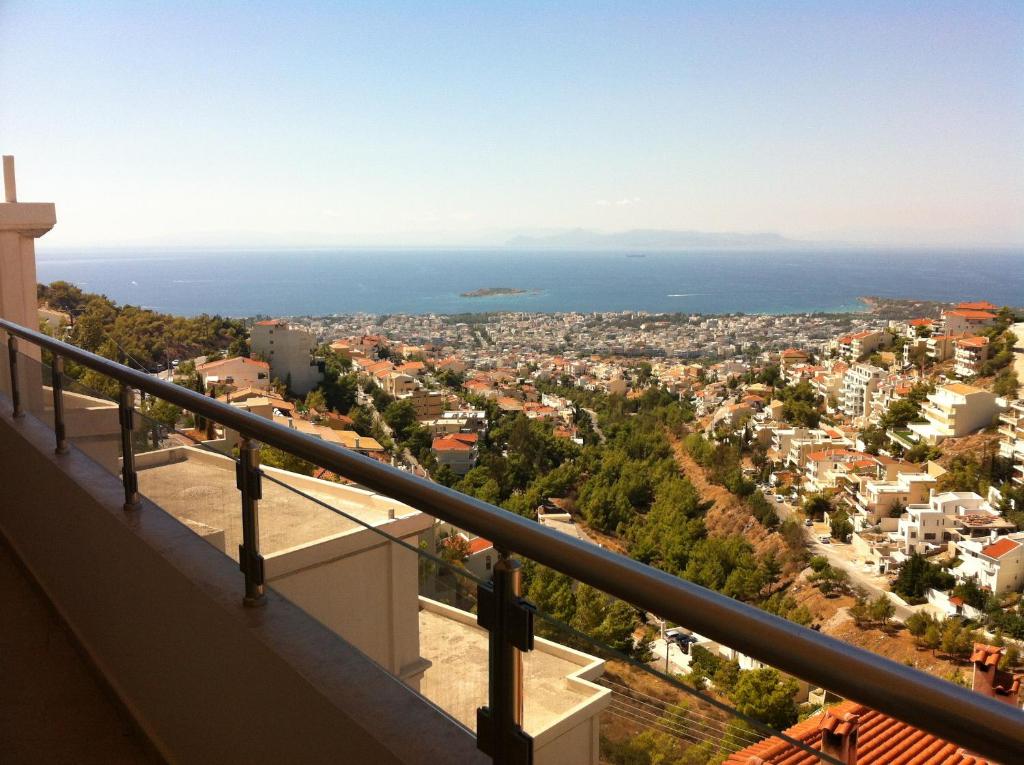 アテネにあるPanoramic Voula's View Apartmentの海を見渡す家のバルコニーから景色を望めます。