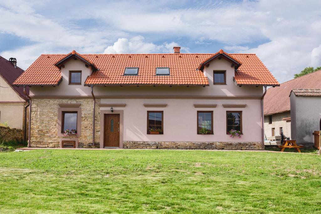 Casa blanca con techo rojo en Slánských Statek, en Nahořany