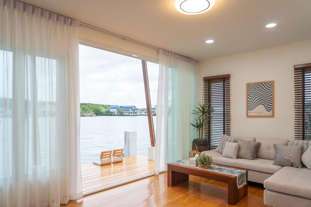 Khu vực ghế ngồi tại Water villa rayong