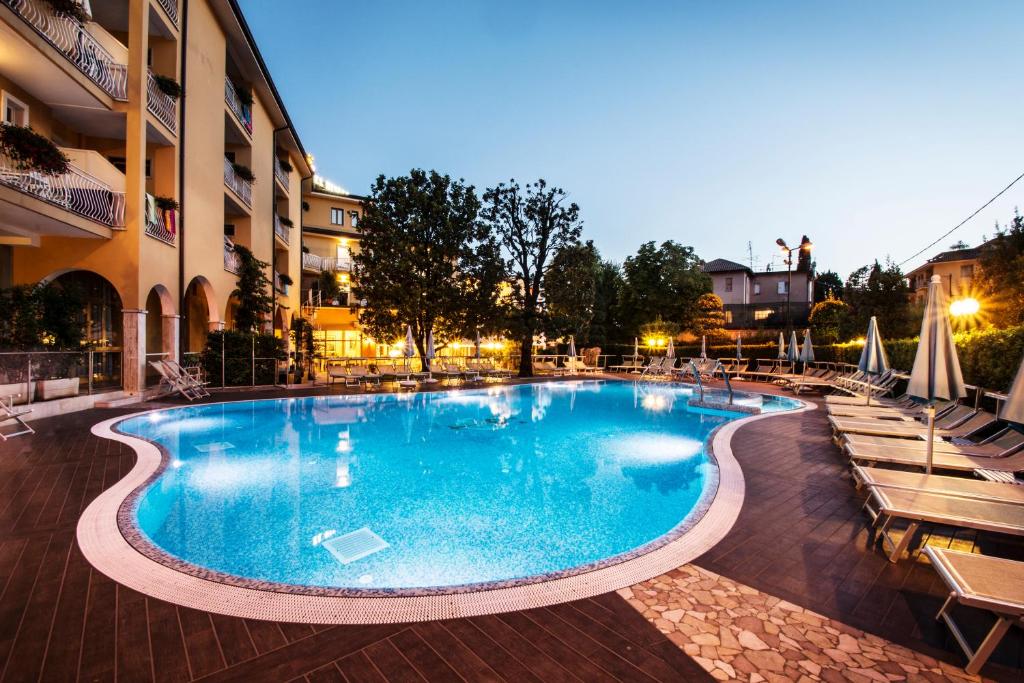 Bazén v ubytování Hotel Bisesti ***S nebo v jeho okolí