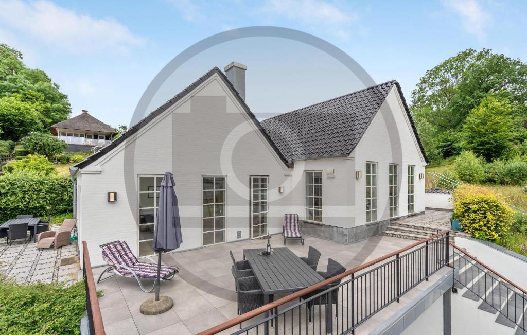 eine Luftansicht eines Hauses mit einer Terrasse in der Unterkunft Awesome Home In Kruså With Wifi in Kollund Østerskov