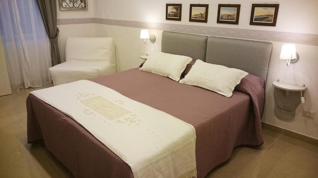 ナポリにあるグァンタイ 30のベッドルーム(大型ベッド1台、椅子付)