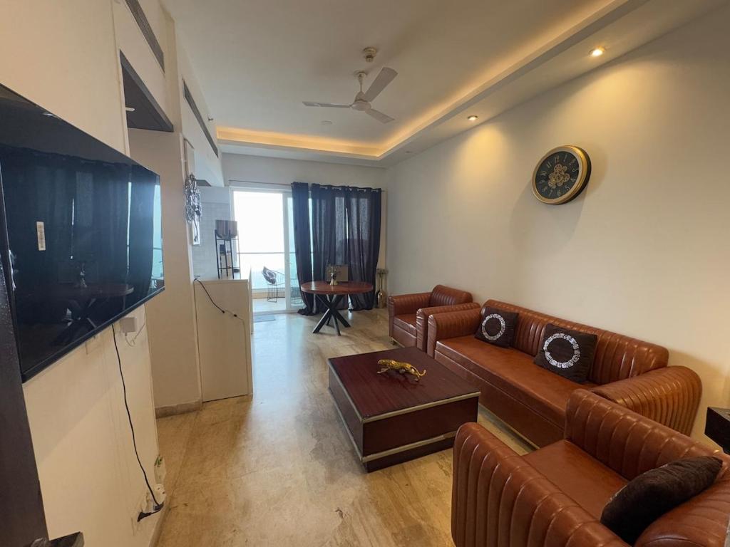 Posezení v ubytování 2BHK River view Apartment and City view