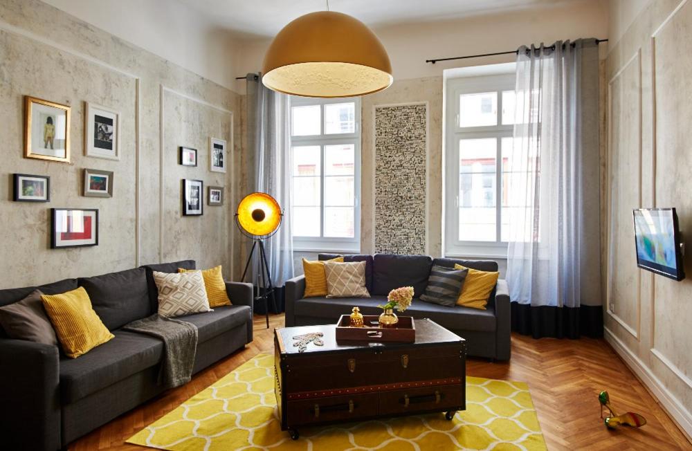 ブダペストにあるKing Street Design Apartment for 12のリビングルーム(ソファ、テーブル付)