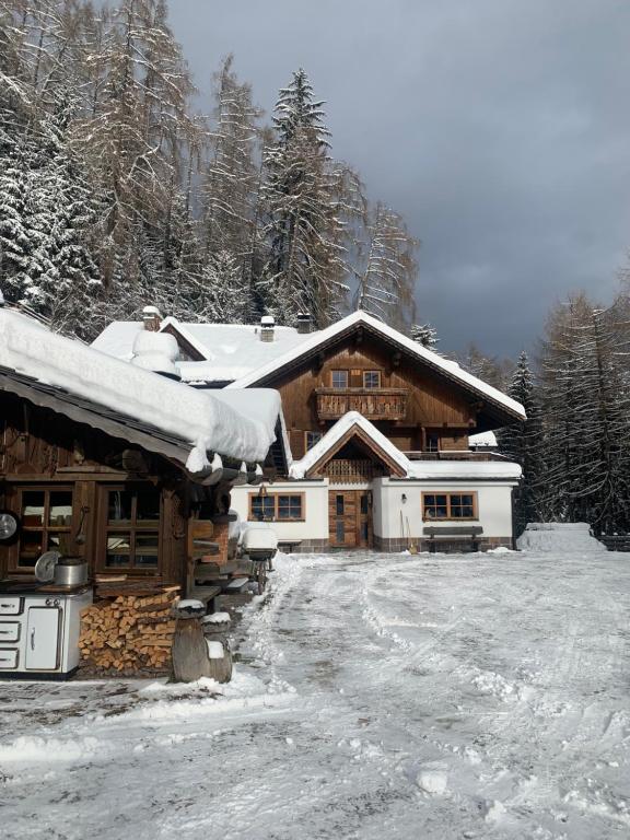 een blokhut met sneeuw erop bij Leithäusl in San Lorenzo di Sebato