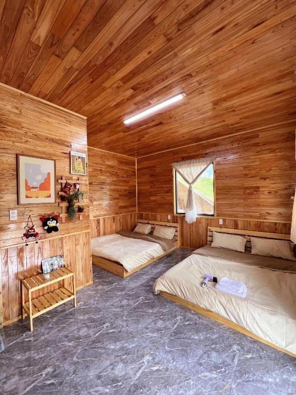 Postel nebo postele na pokoji v ubytování Nhà gỗ nguyên căn 3PN 10Pax WC Private