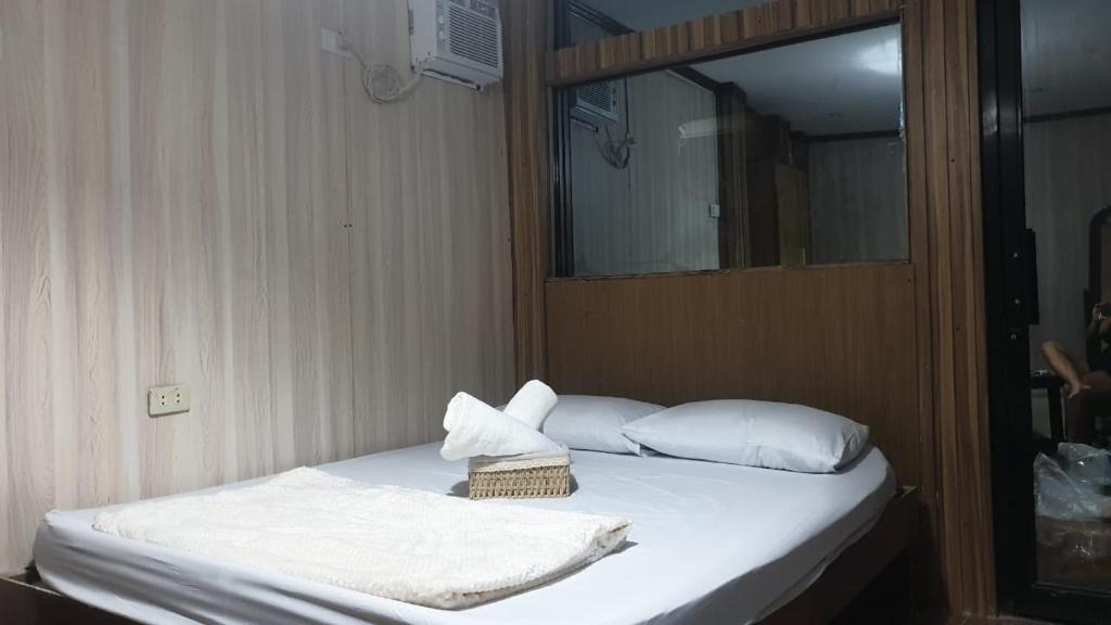 Giường trong phòng chung tại Red Roof