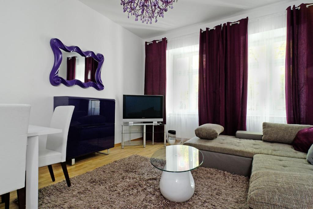 Grand Central Mitte Apartment - Deluxe Three-Bedroom Apartment With Living Room