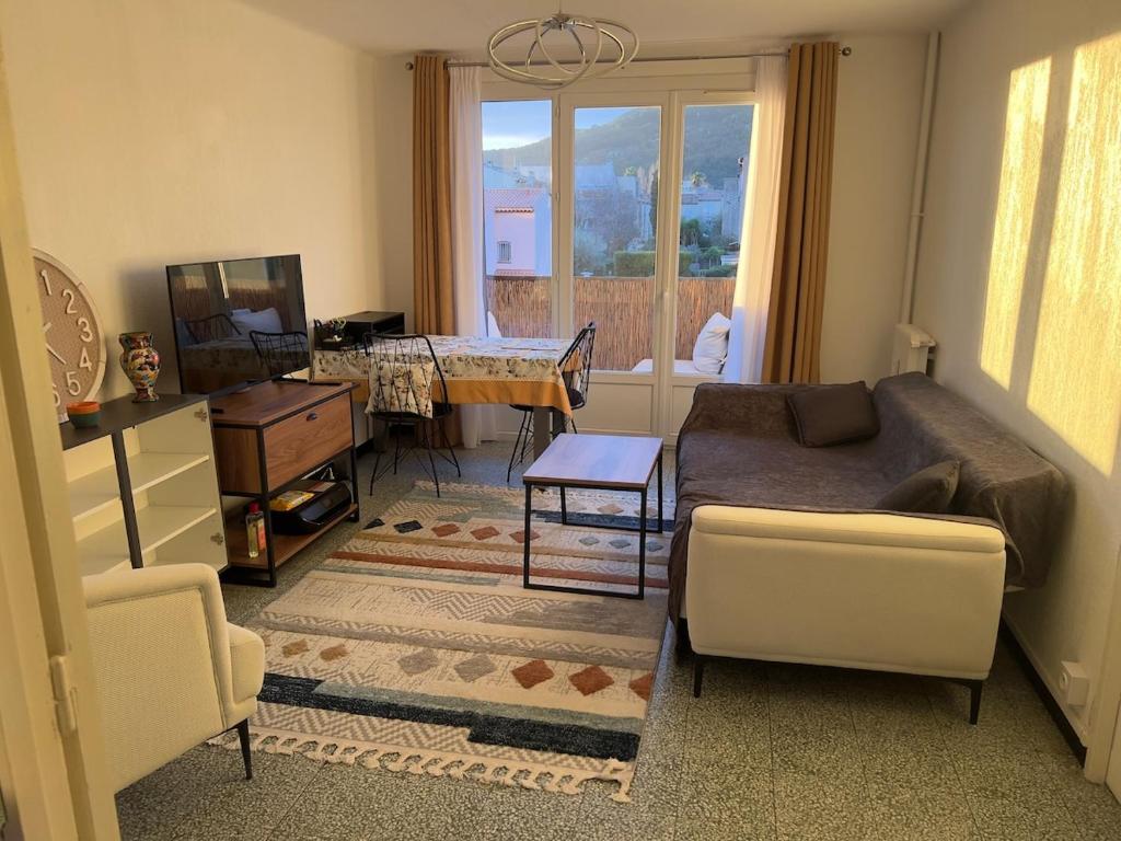 Khu vực ghế ngồi tại CozyT2 44m2 Quality bed, well-equipped kitchen