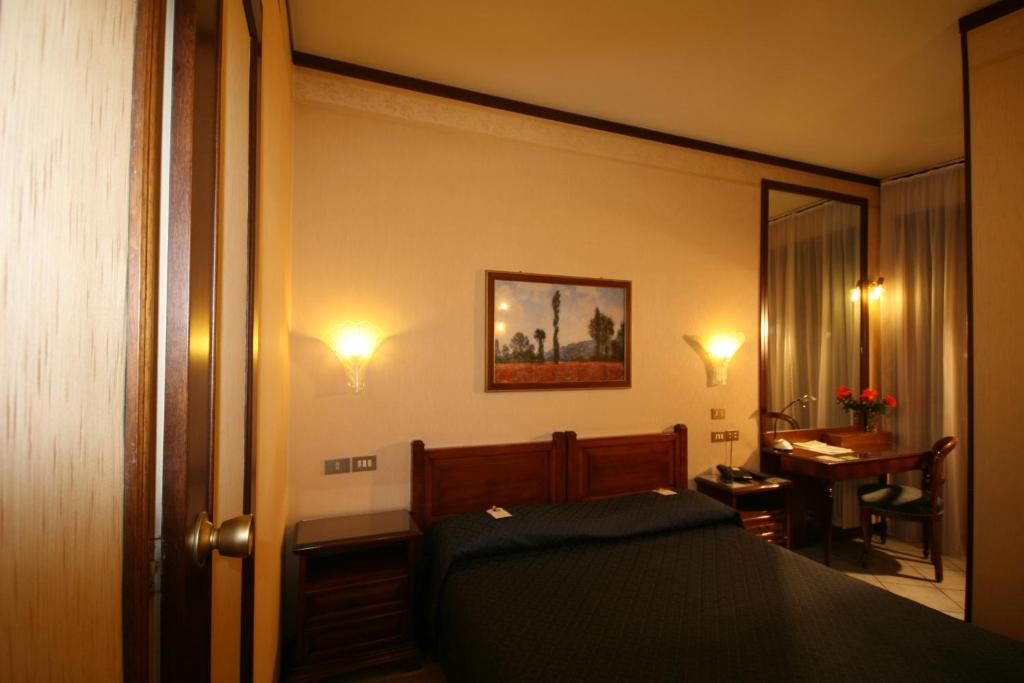 Postel nebo postele na pokoji v ubytování Hotel Italia City Center