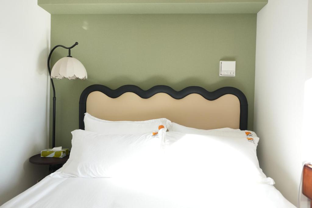 Кровать или кровати в номере Landmark Sunshine Hotel