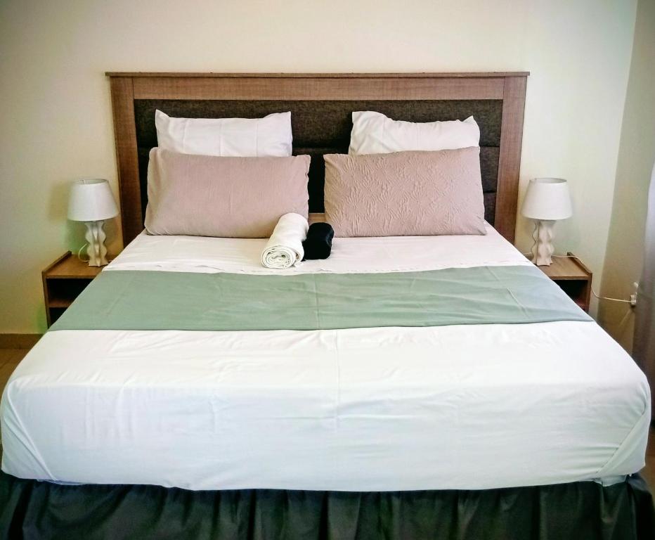 En eller flere senge i et værelse på Visitors' Paradise Guest House